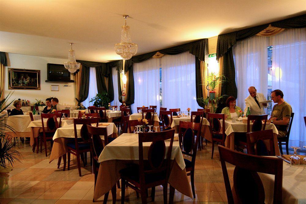 Hotel Royal Bosa Restoran fotoğraf