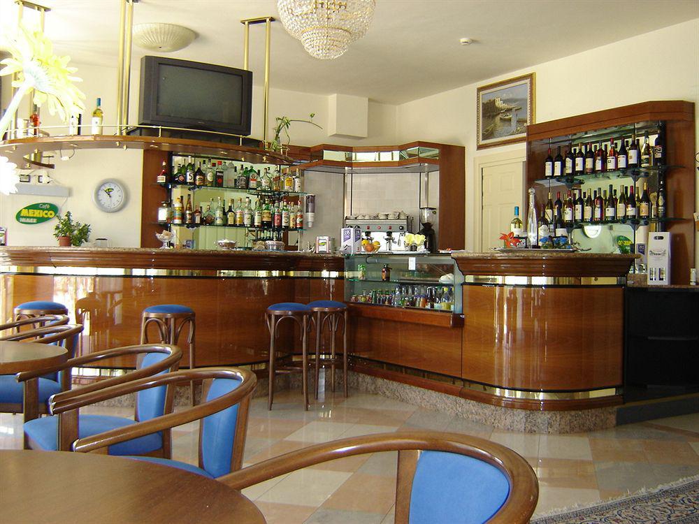 Hotel Royal Bosa Restoran fotoğraf